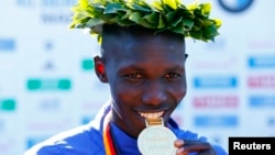 29일 독일 베를린에서 열린 2013 베를린마라톤에서 케냐의 윌슨 킵상 키프로티치가 2시간 3분 23초의 세계 신기록으로 우승했다.