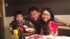 آقای وانگ در کنار همسر و فرزندش پیش از سفر به ایران و زندانی شدن