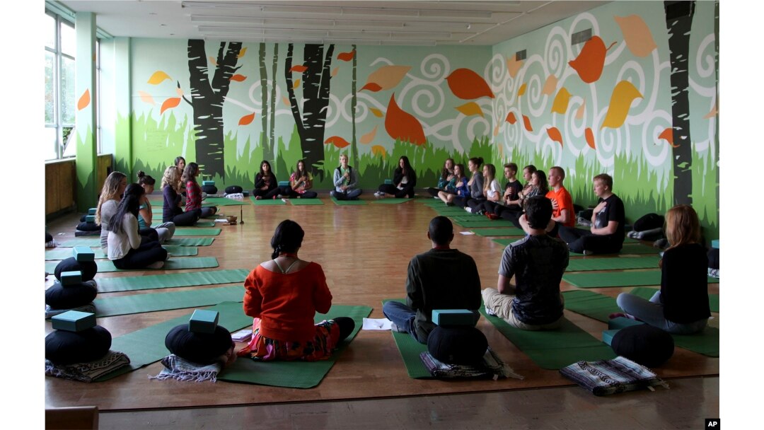 FILE - Para siswa tengah belajar meditasi di SMA Wilson, Portland, Oregon, 1 Oktober 2014. (AP/Gosia Wozniacka, File)