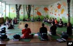 FILE - Para siswa tengah belajar meditasi di SMA Wilson, Portland, Oregon, 1 Oktober 2014. (AP/Gosia Wozniacka, File)