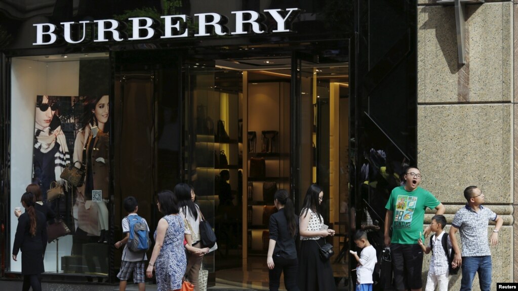 中国香港铜锣湾购物区，购物者在巴宝莉店外等待（2015年7月16日）。