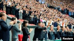 김정은 북한 국무위원장이 지난 3일 평양 능라도 5·1경기장에서 대집단체조와 예술공연을 관람했다.
