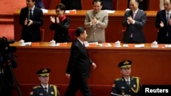 中国国家主席习近平抵达在北京人大会堂举行的纪念改革开放40周年大会的开幕式会场。（2018年12月18日）