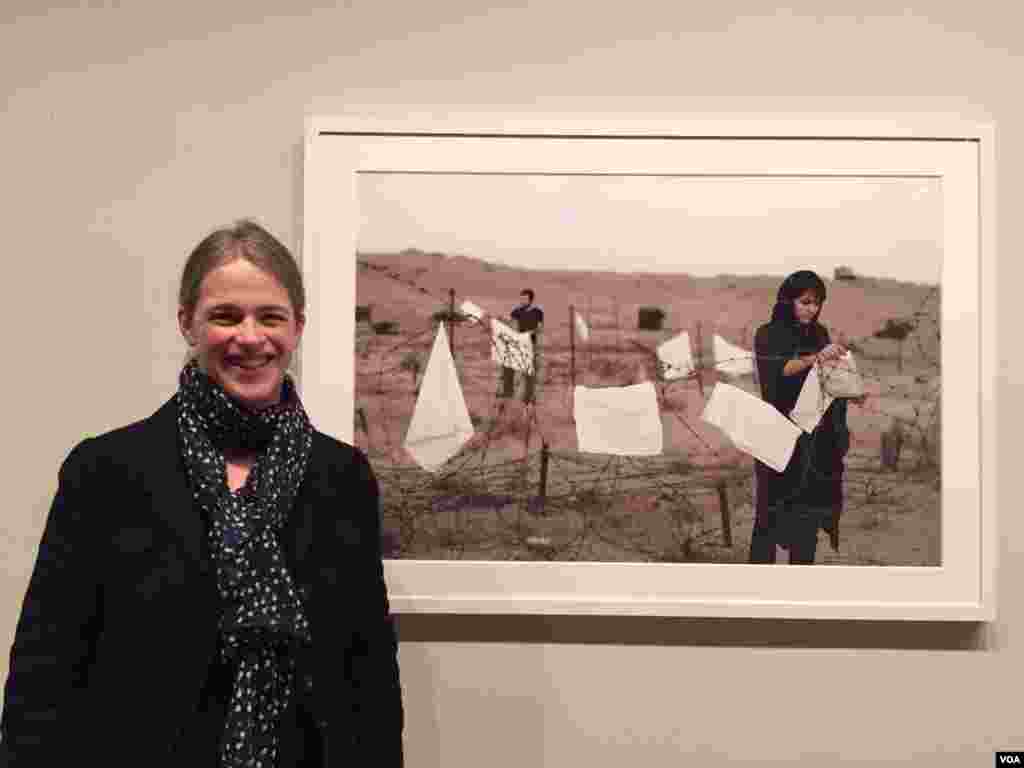 کریستن گرش، متصدی نمایشگاه راویه در کنار عکسی از گوهر دشتی