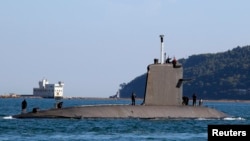 프랑스 군의 잠수함이 툴롱 해군기지를 떠나고 있다. (자료사진)