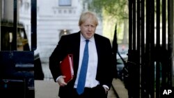 英国外交大臣约翰逊抵达伦敦唐宁街10号参加内阁会议。（2018年5月1日）