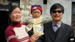 Chen Guangchen (kanan) beserta anaknya Chen Kerui dan istrinya YUan Weijing (kiri) di provinsi Shadong, Tiongkok (Foto: dok).