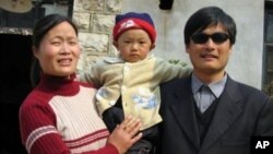 Chen Guangchen (kanan) beserta anaknya Chen Kerui dan istrinya YUan Weijing (kiri) di provinsi Shadong, Tiongkok (Foto: dok).