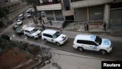 Konvoi bantuan dari PBB dan Bulan Sabit Merah memasuki Kafr Batna pinggiran Damaskus, untuk mendistribusikan bantuan pangan, Selasa (23/2). Para diplomat PBB terus mendorong upaya gencatan senjata di Suriah. 