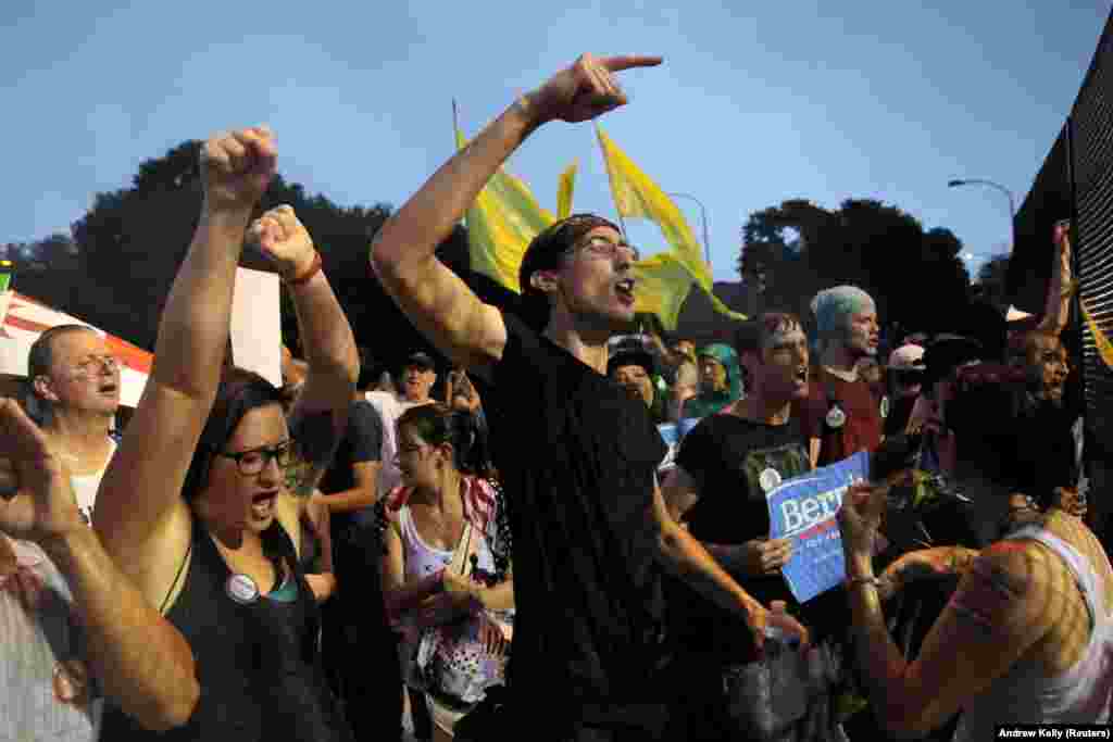 Manifestantes gritam por Bernie Sanders fora do recinto onde decorre a Convenção Nacional Democrata, em Filadélfia