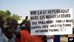 Thousands of people march in Niamey to back Niger's President Mamadou Tandja, who has obtained an extension of his mandate in defiance of his foes and by flouting the international community, 15 Dec 2009