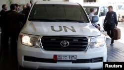UN vehicle carrying chemical weapons investigation team arrives in Damascus, Syria, Sept. 25, 2013.