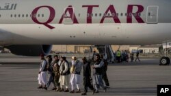 Konbatan Taleban mache bo kote yon avyon Qatar Airways nan ayewopo entenasyonal Kaboul la, 9 Sept. 2021. 