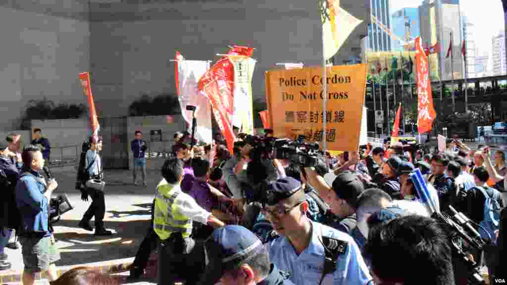 香港反北京清理低端人口示威一度爆發警民衝突（美國之音湯惠芸）