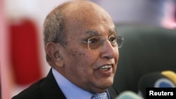 Head of the preparatory committee for Yemen's National Dialogue Conference, Abdul-Kareem al-Eriani addresses a news conference in Sanaa November 17, 2012.