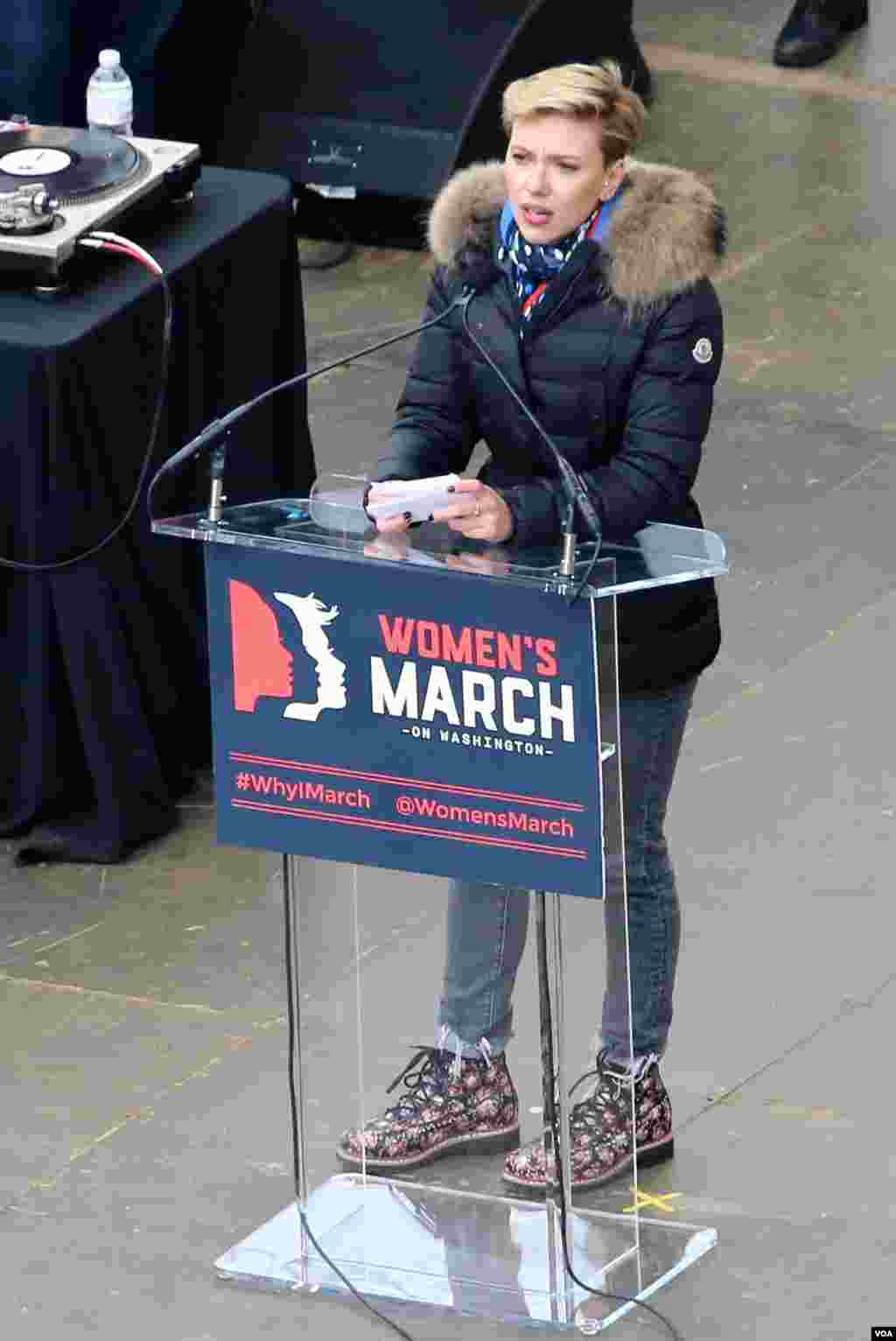 Scarlett Johansson speaks to the crowd at the Women's March on Washington. January 21, 2017 (B. Allen / VOA)