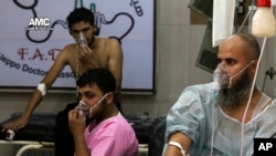 시리아 정부군이 알레포 외곽 마을에 염소 가스로 추정되는 화학무기 공격을 가해 최소한 70명이 호흡 곤란 증세를 겪고있는 것으로 알려졌다. 시리아 반정부 기구인 알레포메디컬센터(AMC)가 6일 공개한 사진. 