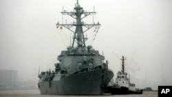 Tàu khu trục tên lửa dẫn đường USS Lassen đến cảng hành khách quốc tế Thượng Hải tại Thượng Hải, Trung Quốc, theo lịch trình sau khi tuần tra tại một trong những đảo nhân tạo của Trung Quốc ở Biển Đông.