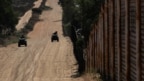 Cảnh sát tuần tra dọc theo một bức tường biên giới của Mỹ với Mexico ở Tecate, California, Mỹ, ngày 11 tháng 6, 2018.