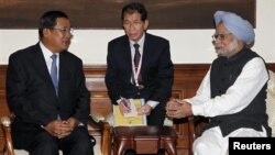 Indian Prime Minister Manmohan Singh (R) speaks with his Cambodian counterpart Hun Sen (L) during their meeting in New Delhi. Hun Sen is in India to attend the ASEAN-India Commemorative Summit, December 19, 2012.
