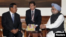 Thủ tướng Ấn Độ Manmohan Singh (phải) hội đàm với Thủ tướng Campuchia Hun Sen (trái) tại New Delhi, 19/12/12