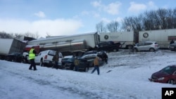 Más de 60 vehículos chocaron el sábado, 13 de febrero de 2016, en una ruta interestatal en Pennsylvania, este de EE.UU. en medio de una nevada.