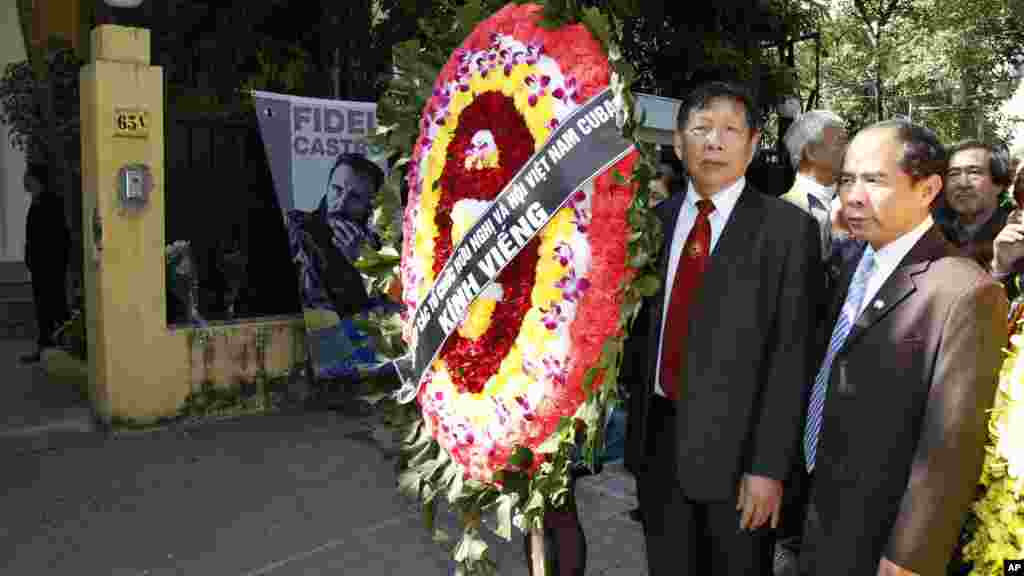 Homenagem em frente à embaixada de Cuba em Hanói, capital do Vietnam, 28 Nov 2016 &nbsp;