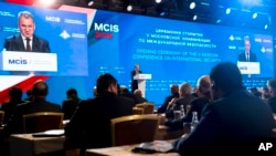Menteri Pertahanan Rusia Sergei Shoigu menyampaikan sambutan dalam Konferensi Keamanan Internasional di Moskow, Rusia (27/4). 