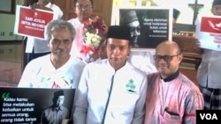 Kyai Umaruddin Masdar dari Majelis Dzikir Gusdurian (tengah) dan Romo Yohanes Dwi Harsanto bersama Gusdurian dan umat Katholik di Gereja St.Lidwina usai doa bersama Rabu (14/2). (Foto: VOA/Munarsih)