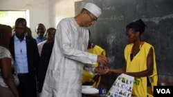 Lionel Zinsou s'apprêtant à voter à Cotonou, le 20 mars 2016. (VOA)