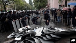 نیروهای پلیس شهر اودسا پس از حمله معترضان طرفدار روسیه به یک پایگاه پلیس – یکشنبه ۱۴ اردیبهشت ۱۳۹۳ 