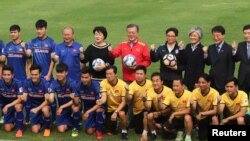 Tổng thống Hàn Quốc Moon Jae-in (giữa phía sau) và phu nhân (thứ 4 từ trái) chụp ảnh cùng HLV Park Hang-seo (thứ 3 từ trái) và các thành viên đội bóng U-23 Việt Nam tại Hà Nội. Nhà lãnh đạo Hàn Quốc thăm chính thức Việt Nam từ 22-24/3.