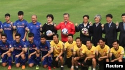 Ông Park Hang-seo và đội tuyển U-23 Việt Nam chụp ảnh chung với Tổng thống Hàn Quốc Moon Jae-in hồi tháng Ba năm nay.