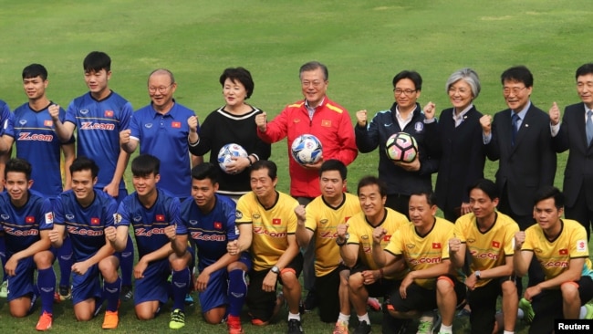 Ông Park Hang-seo và đội tuyển U-23 Việt Nam chụp ảnh chung với Tổng thống Hàn Quốc Moon Jae-in hồi tháng Ba năm nay.