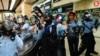 Polisi anti huru-hara memperketat keamanan di sekitar stasiun kereta api MTR Sha Tin, di Hong Kong, 25 September 2019.
