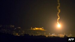 Kilatan api dari roket yang ditembakkan Israel di Jalur Gaza (7/7). (AFP/Jack Guez)