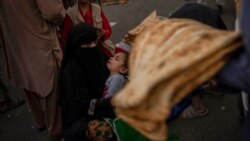 Seorang perempuan Afghanistan mengemis di salah satu pasar di wilayah kota tua Kabul, pada 14 September 2021. (Foto: AP)