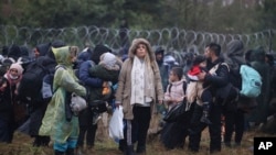 Мигранты из стран Ближнего Востока на белорусско-польской границе. 8 ноября 2021 г.