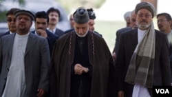Presiden Afghanistan Hamid Karzai saat menghadiri pemakaman mantan Presiden Rabbani yang tewas akibat serangan bunuh diri (23/9).