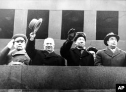 1960年11月7日，中国主席刘少奇和苏联部长会议主席赫鲁晓夫（左起第二人）、苏联最高苏维埃主席团主席勃列日涅夫（右）和国防部长马利诺夫斯基在莫斯科红场