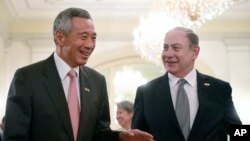 Singapore Prime Minister Lee Hsien Loong, left, and Israeli Prime Minister Benjamin Netanyahu, right, speak at the Istana or Presidential Palace in Singapore, Feb. 20, 2017.