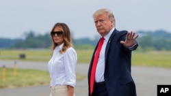 El presidente Donald Trump y la primera dama Melania Trump caminan en el Aeropuerto Municipal de Morristown, Nueva Jersey, el viernes 5 de julio de 2019. (AP Foto/Manuel Balce Ceneta).