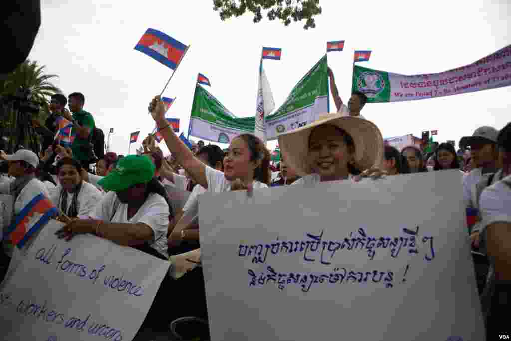 ក្រុមកម្មករ សហជីព និងអ្នកធ្វើការពាក់ព័ន្ធសិទ្ធិ ប្រារព្ធទិវាពលកម្មអន្តរជាតិលើកទី១៣៣ នៅសួនច្បារមុខក្រុមប្រឹក្សាអភិវឌ្ឍន៍តាមបណ្តោយមាត់ទន្លេ នាថ្ងៃទី១ ខែឧសភា ឆ្នាំ២០១៩។ (កាន់ វិច្ឆិកា/VOA)