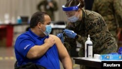 Seorang pria menerima vaksinasi COVID-19 di Philadelphia, Pennsylvania (foto: dok). 