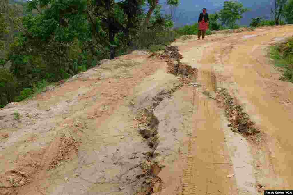 Jalan tanah di atas Majigoan di distrik Sindhupolchak retak akibat gempa.