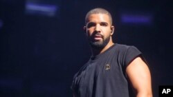 Drake trên sân khấu của liên hoan âm nhạc Austin City Limits Music Festival ở Texas hôm 3/10.