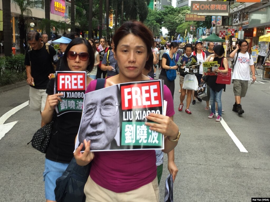 数以万计港人七一大游行捍卫一国两制(美国之音海彦拍摄)