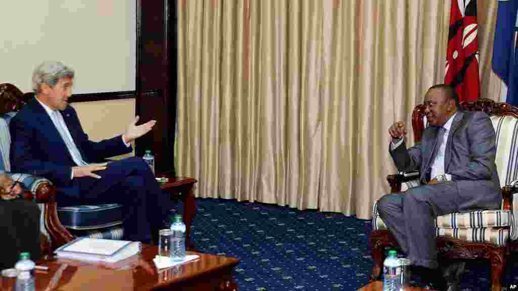 Le secrétaire d'Etat américain John Kerry, et le président du Kenya Uhuru Kenyatta, à Nairobi, le 22 août 2016.