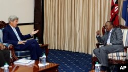 Le secrétaire d'État John Kerry et le président Uhuru Kenyatta dans la capitale, Nairobi, Kenya, le 22 août 2016. 
