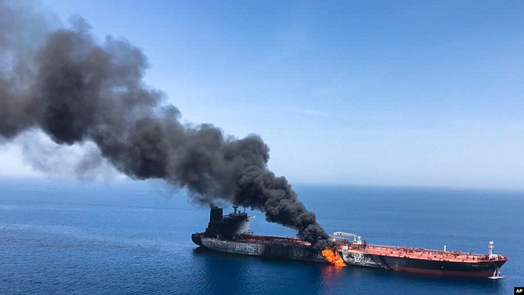 Một tàu dầu bốc cháy trên biển Oman, ngày 13/6/2019.